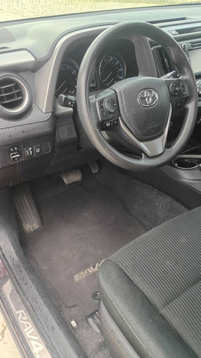 Used 2017 Toyota RAV4 LE FWD image 11