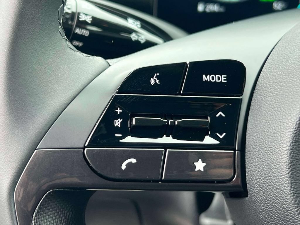 Used 2025 Hyundai Elantra SEL FWD image 18