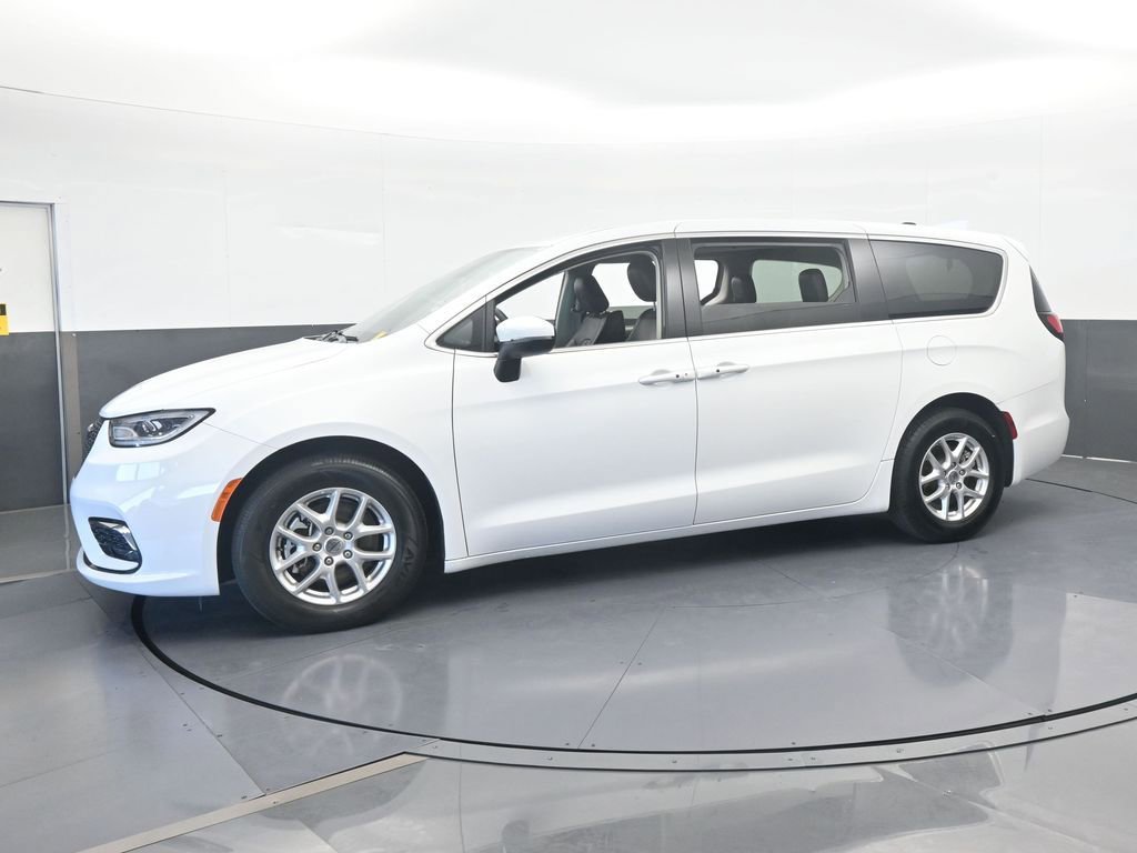 Used 2023 Chrysler Pacifica Touring-L image 2