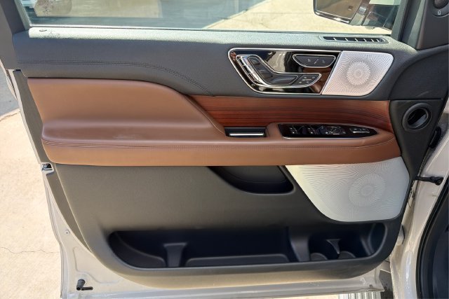 Used 2023 Lincoln Navigator Reserve AWD/4WD image 18