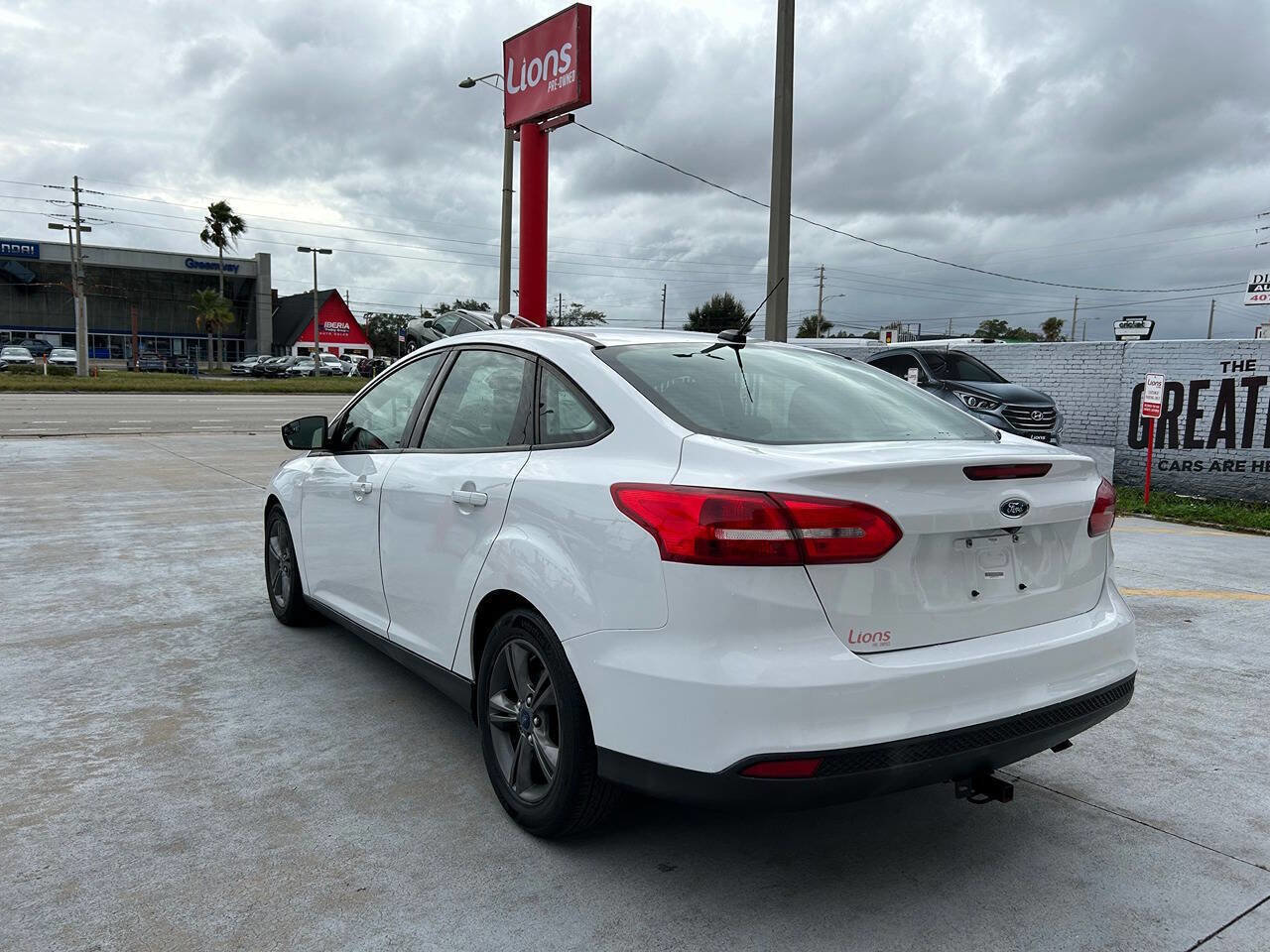 Used 2018 Ford Focus SE w/ SE Appearance Package FWD image 7