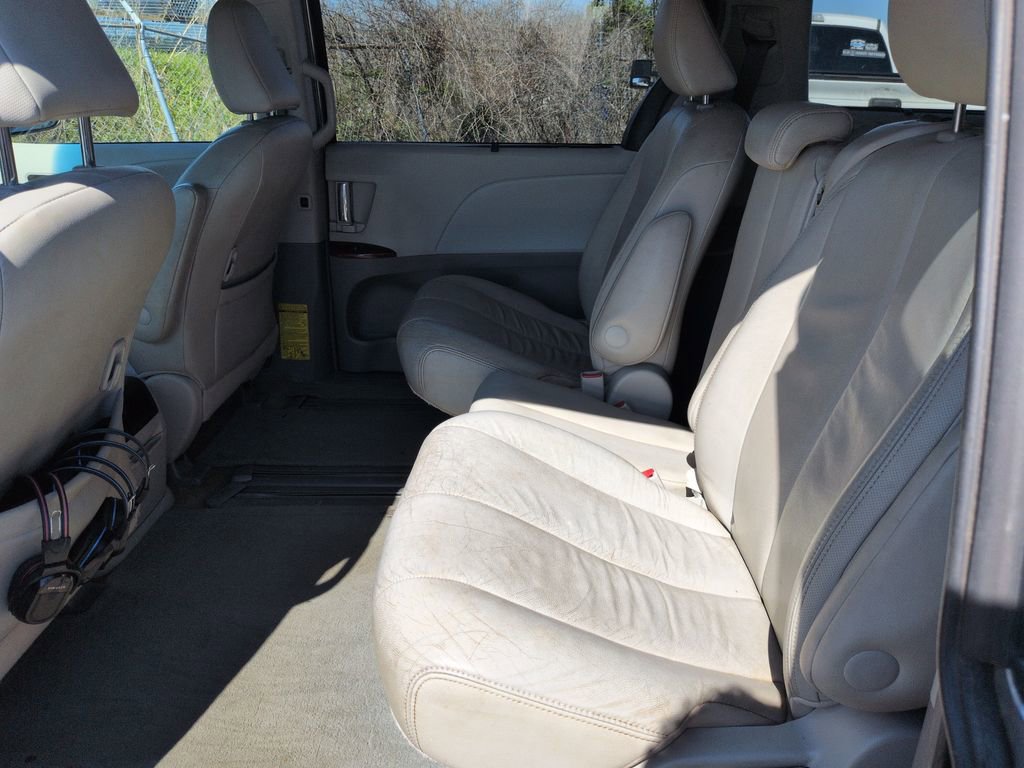 Used 2013 Toyota Sienna XLE image 25