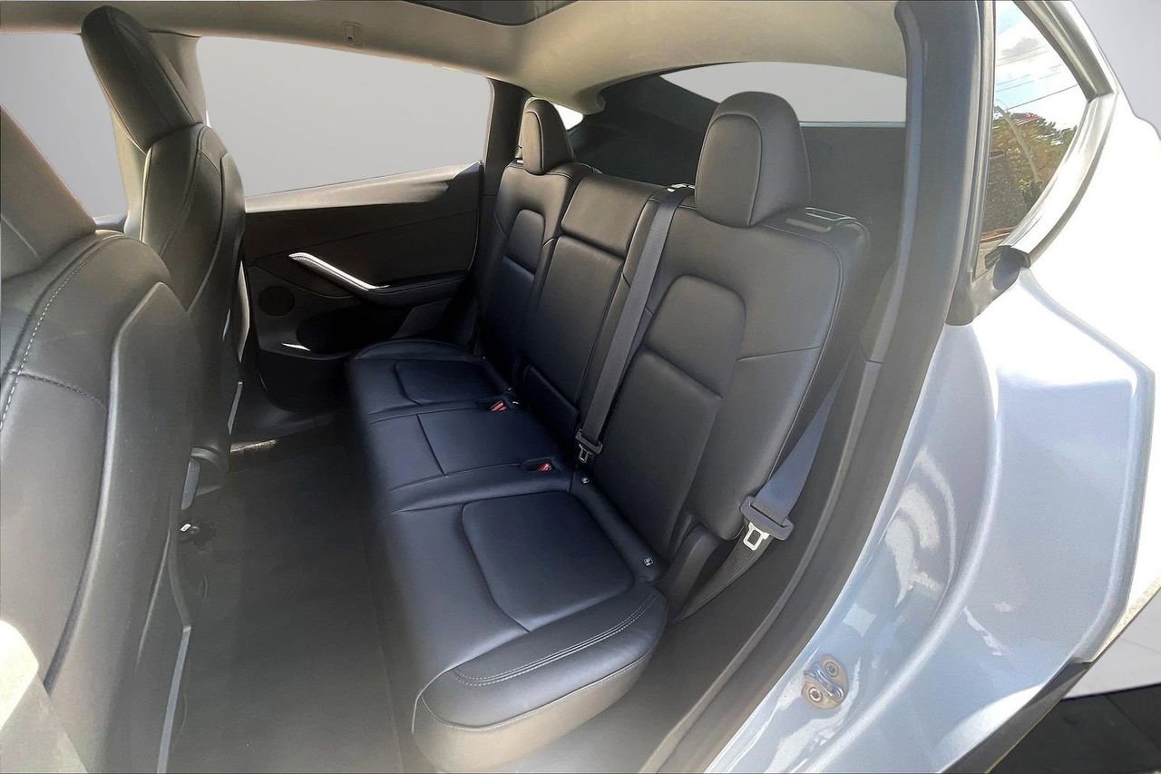 Used 2022 Tesla Model Y Long Range image 24
