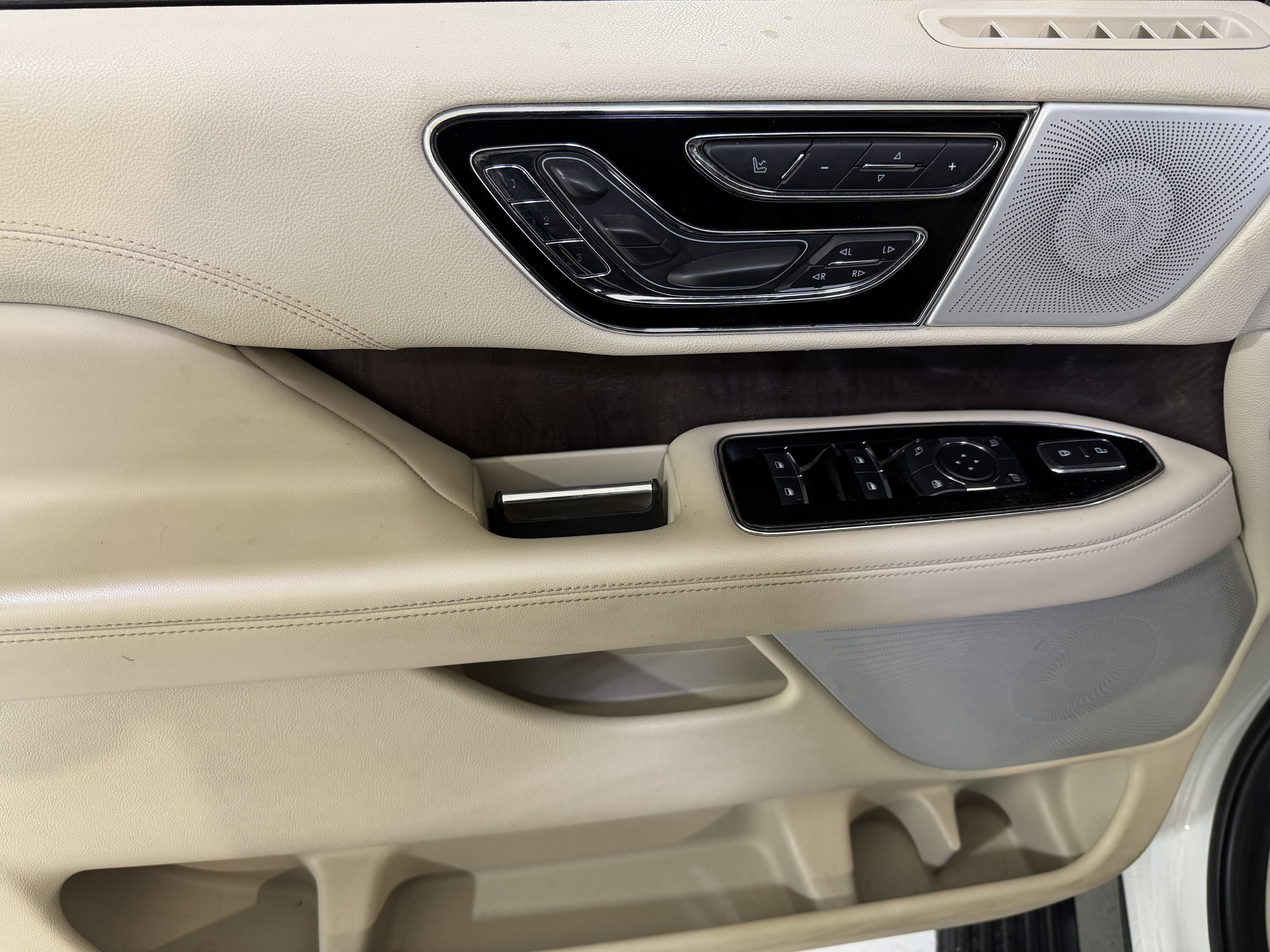 Used 2021 Lincoln Navigator Reserve image 16