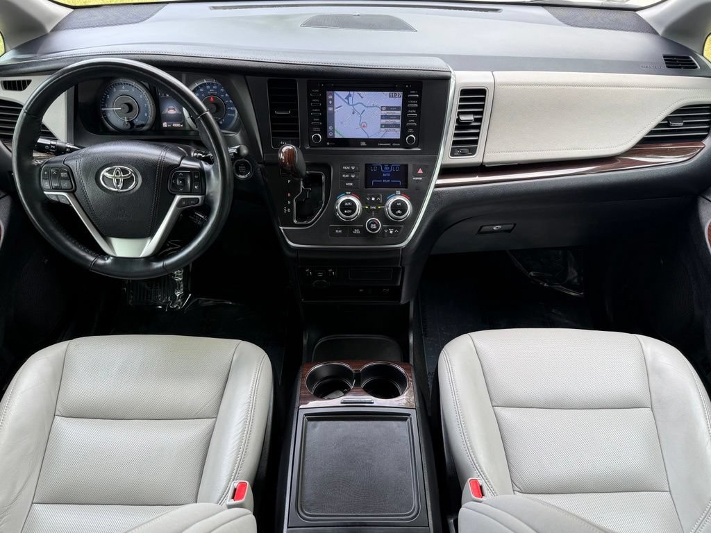 Used 2018 Toyota Sienna Limited Premium FWD image 28