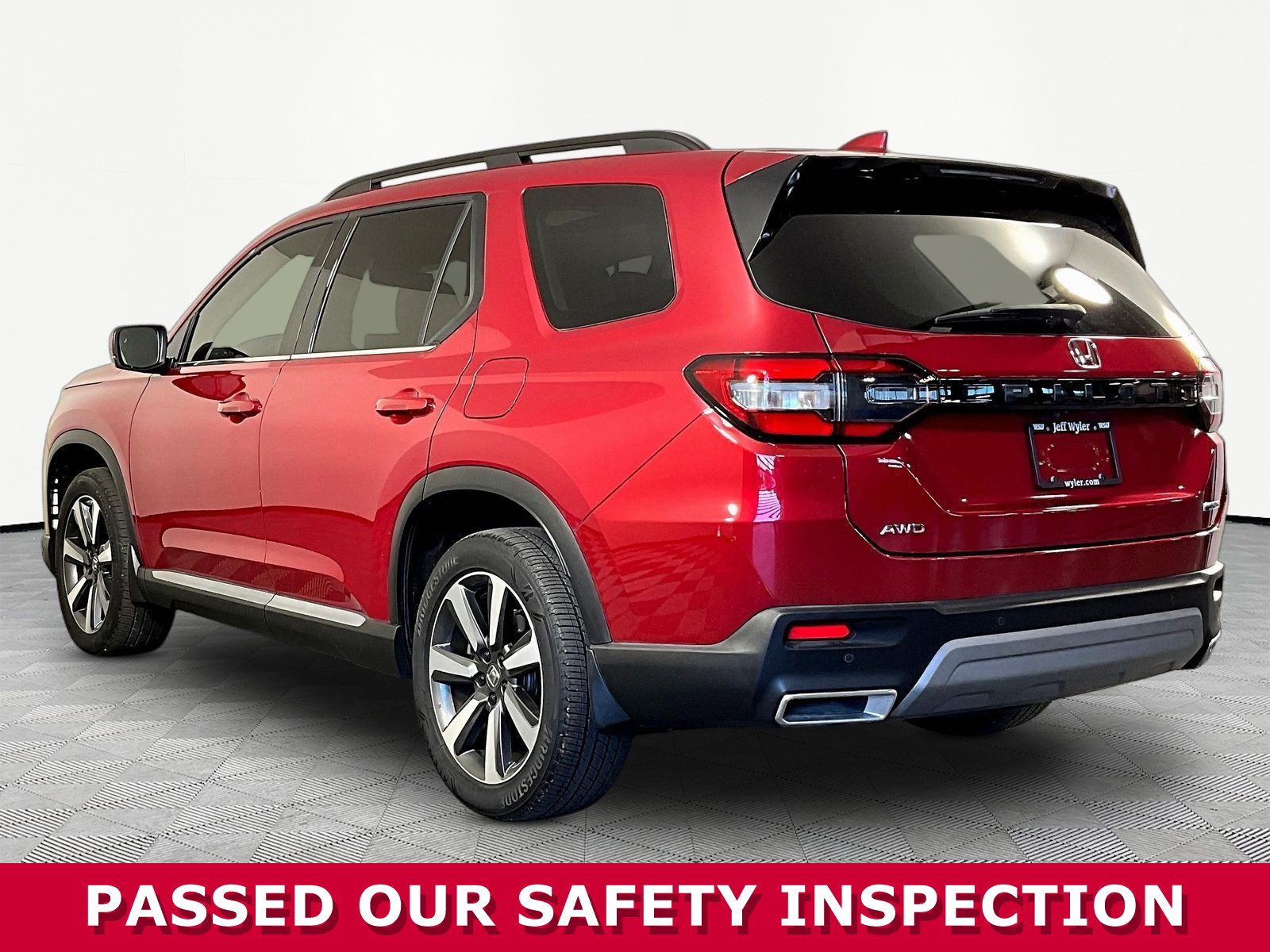 Used 2025 Honda Pilot Touring image 4