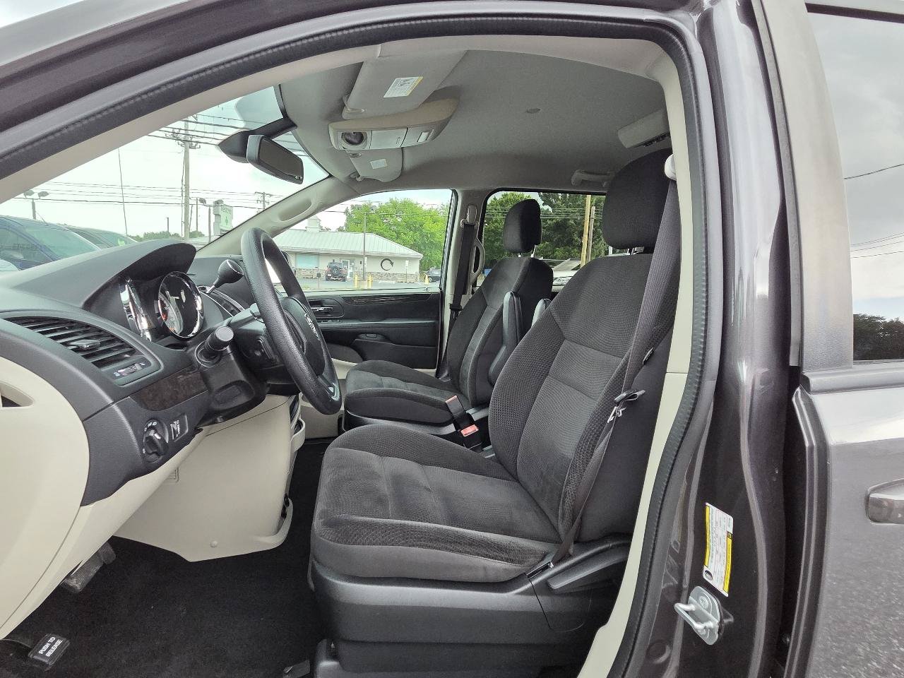 Used 2018 Dodge Grand Caravan SE w/ UConnect Hands-Free Group FWD image 17