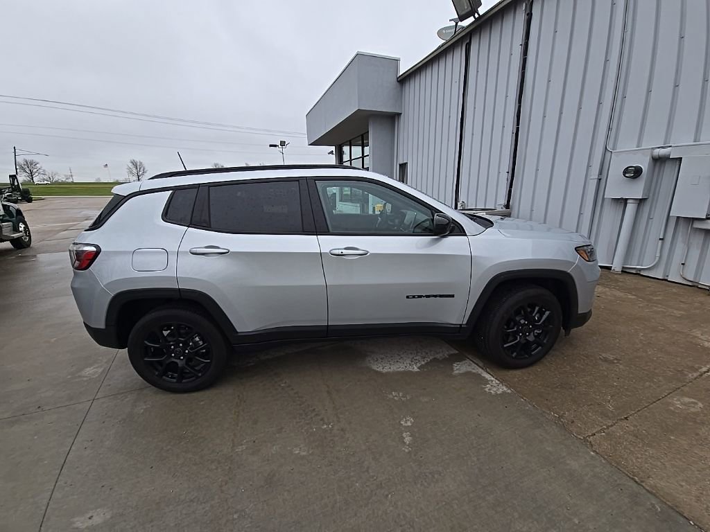 Used 2025 Jeep Compass Latitude w/ Altitude Special Edition image 9