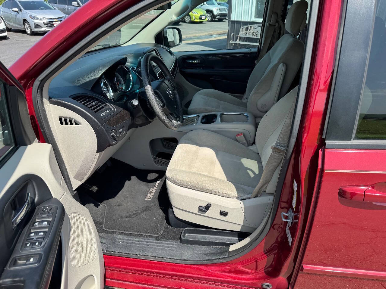 Used 2016 Dodge Grand Caravan SXT FWD image 16