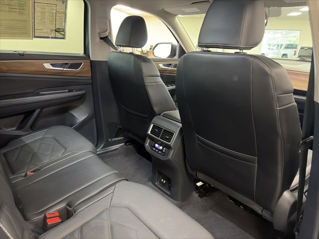 Used 2024 Volkswagen Atlas SE w/ Black Wheel Package AWD/4WD image 10
