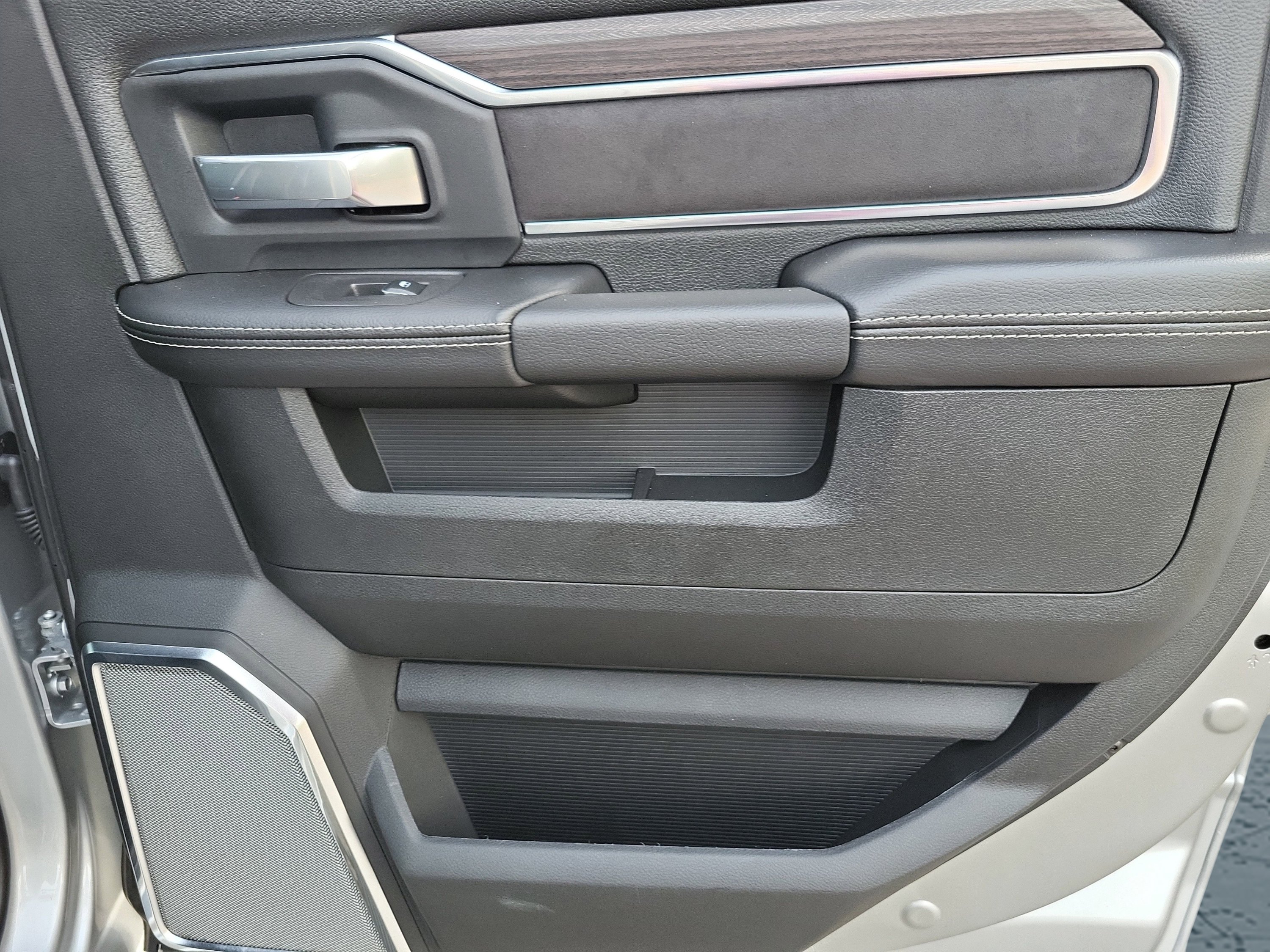 New 2026 RAM 2500 Laramie AWD/4WD image 19