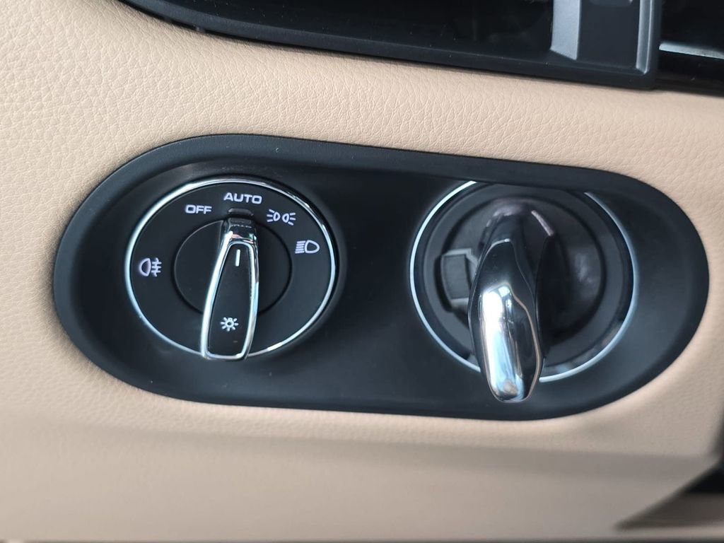 Used 2021 Porsche Macan AWD/4WD image 22
