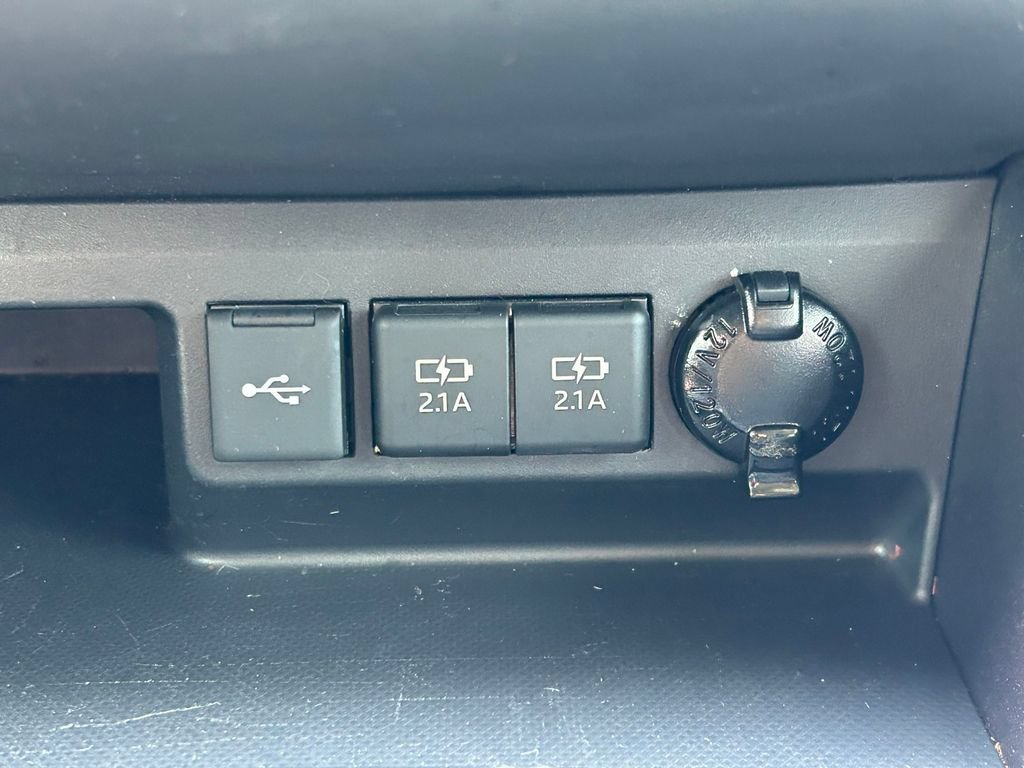 Used 2021 Toyota Highlander XLE FWD image 32