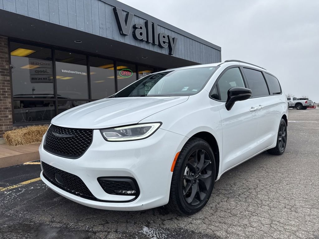 Used 2025 Chrysler Pacifica Limited image 10