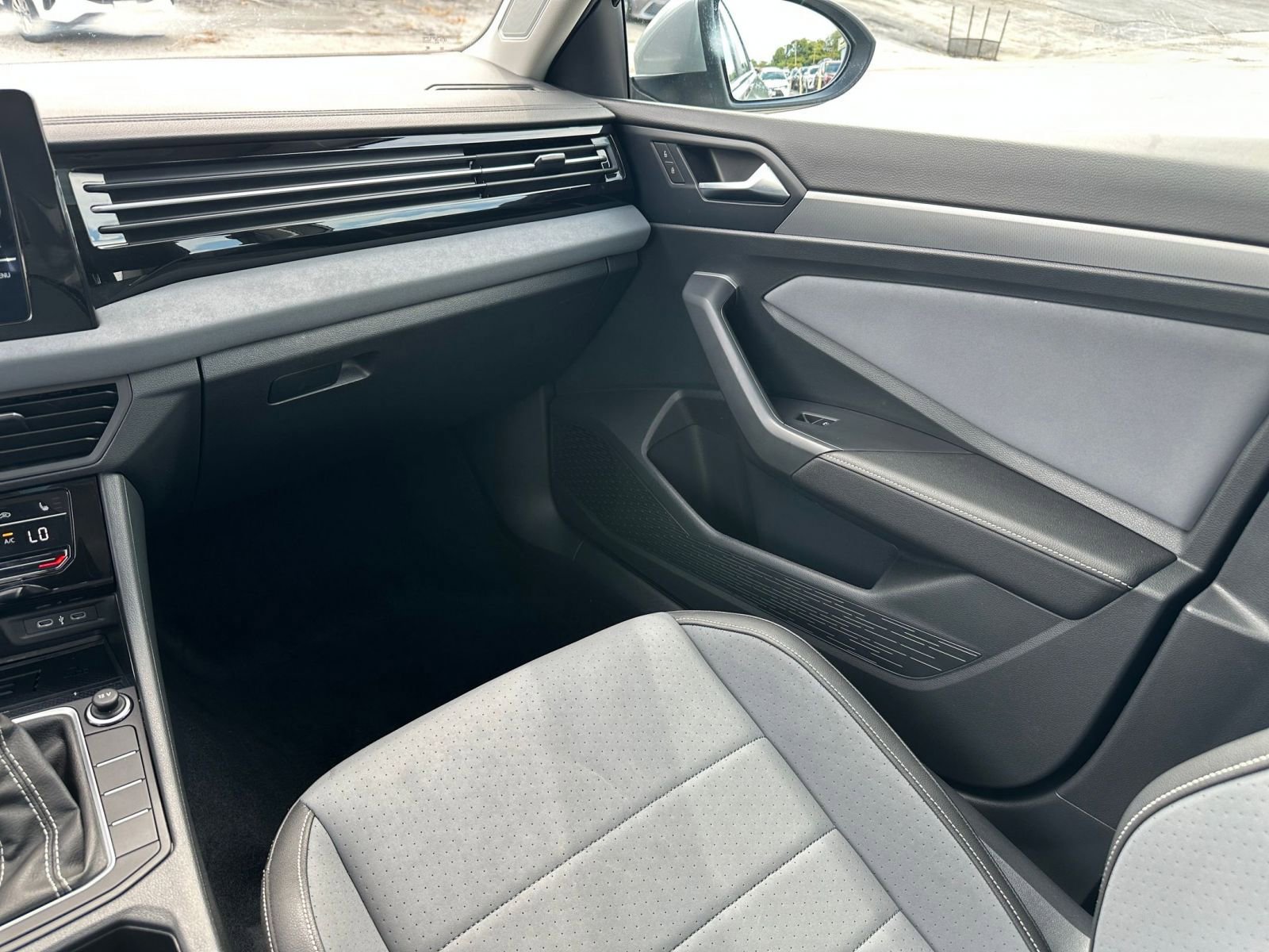 Used 2025 Volkswagen Jetta SE image 34