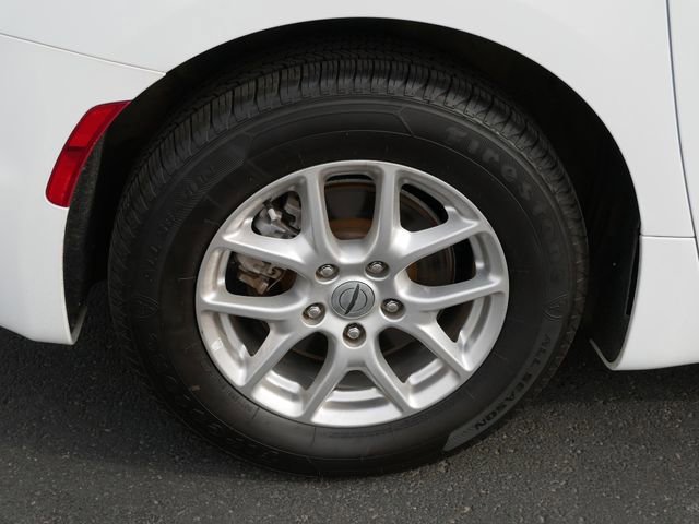 Used 2023 Chrysler Pacifica Touring-L image 5