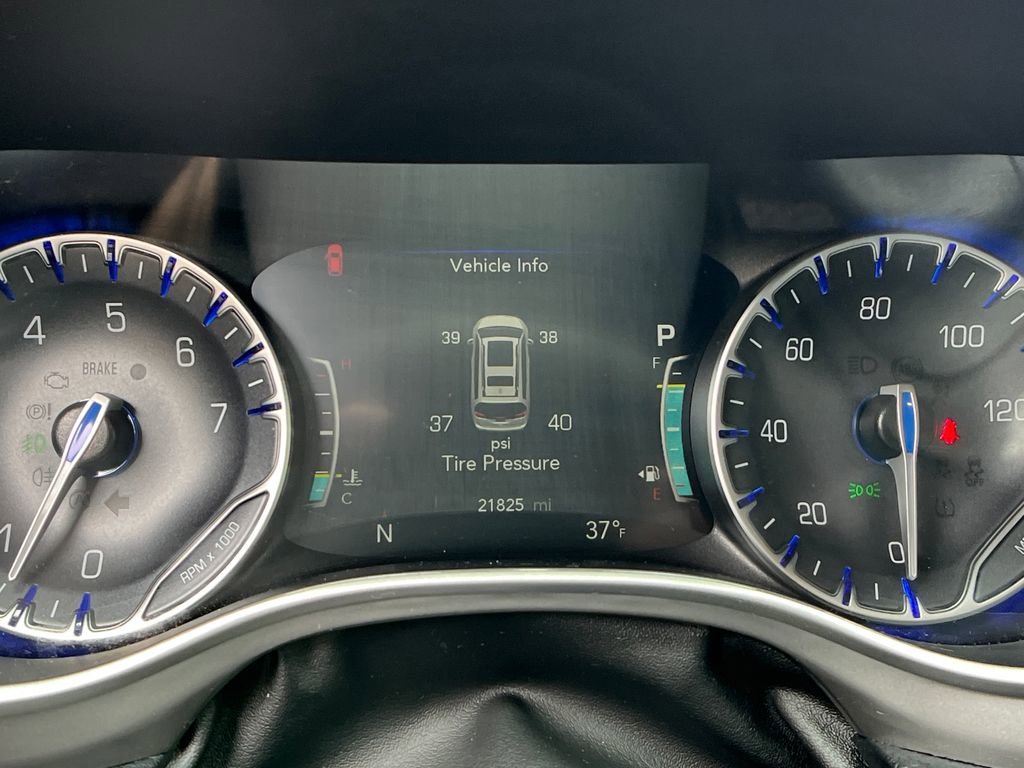 Used 2025 Chrysler Pacifica Select image 15