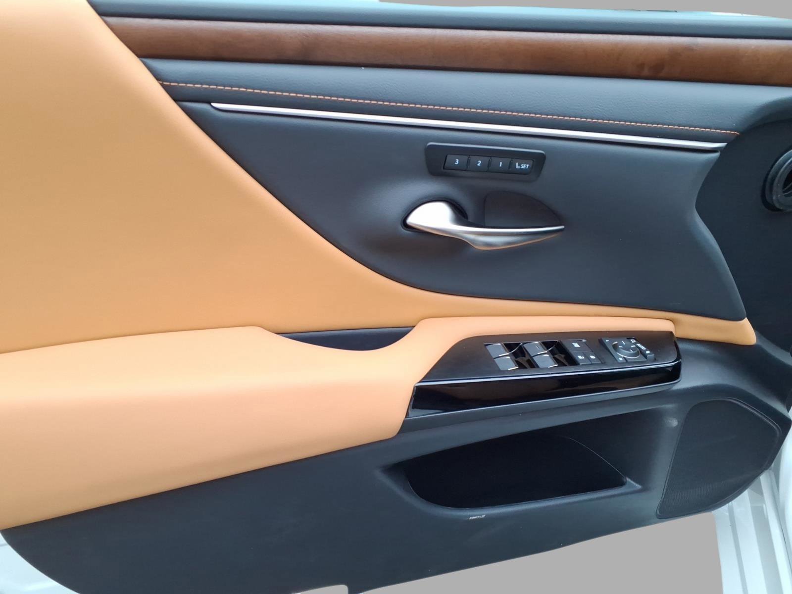 New 2025 Lexus ES 350 w/ Premium Package image 8