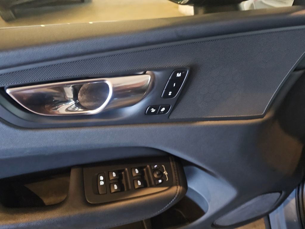 Certified 2023 Volvo XC60 B5 Plus w/ Protection Package Premier AWD/4WD image 18