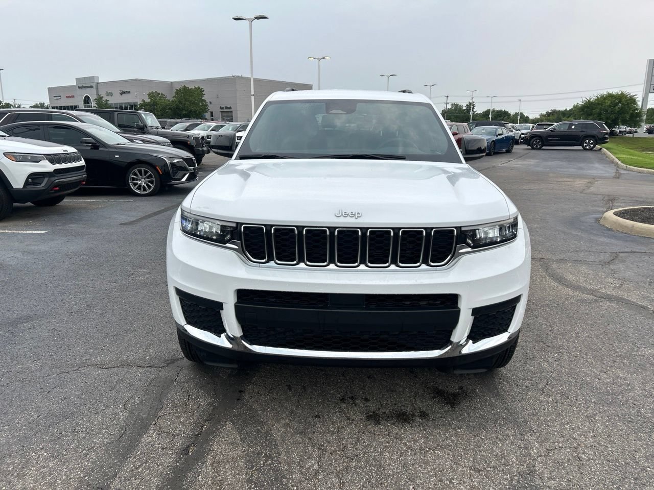 Used 2025 Jeep Grand Cherokee L Laredo RWD image 9