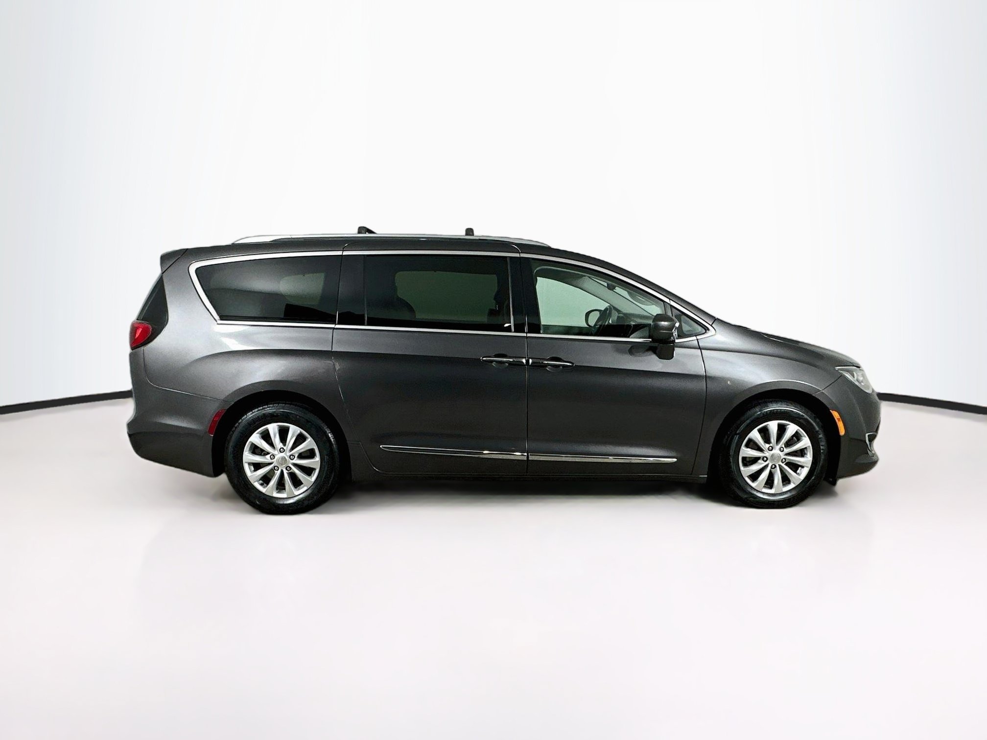 Used 2018 Chrysler Pacifica Touring-L FWD image 10