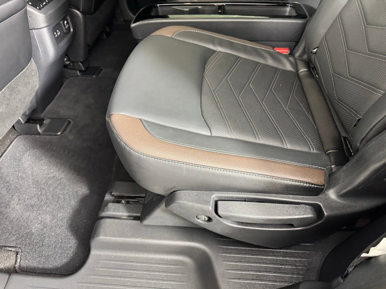 Used 2024 Nissan Pathfinder Platinum image 28