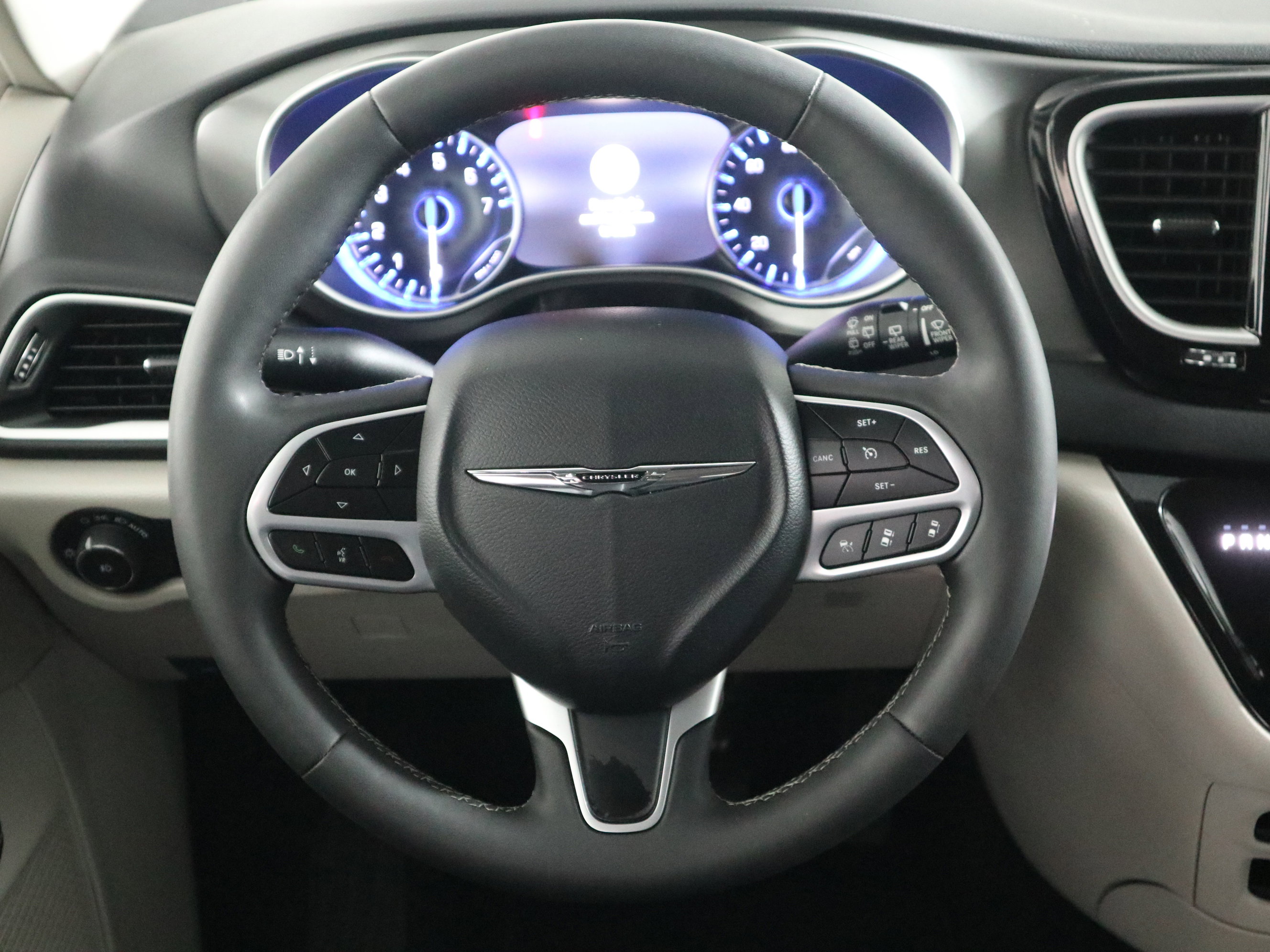 Used 2024 Chrysler Pacifica Touring-L FWD image 16