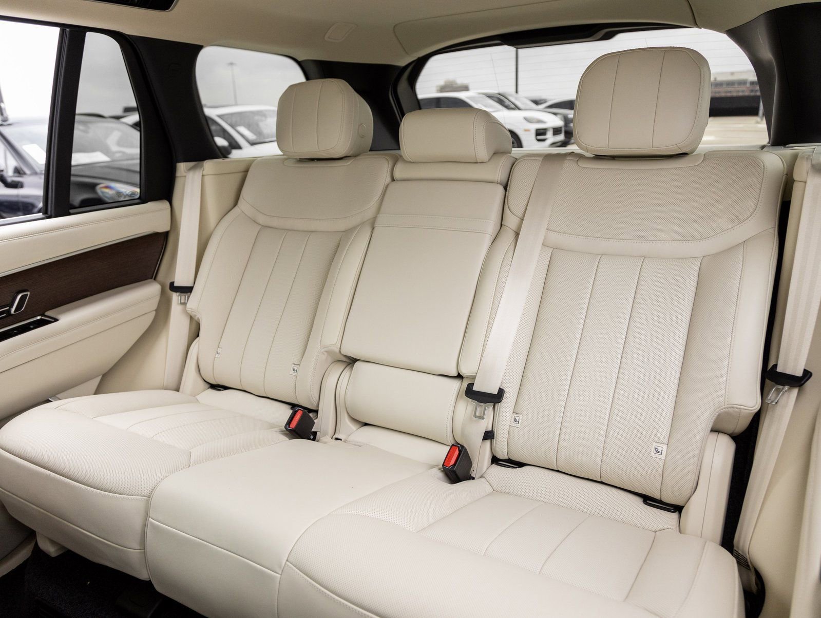 Used 2025 Land Rover Range Rover SE image 24