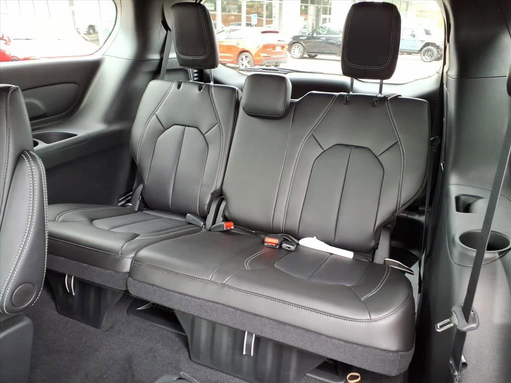 New 2026 Chrysler Pacifica Select image 13