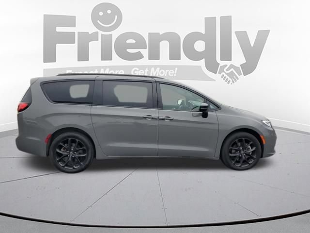 Used 2025 Chrysler Pacifica Limited AWD/4WD image 6