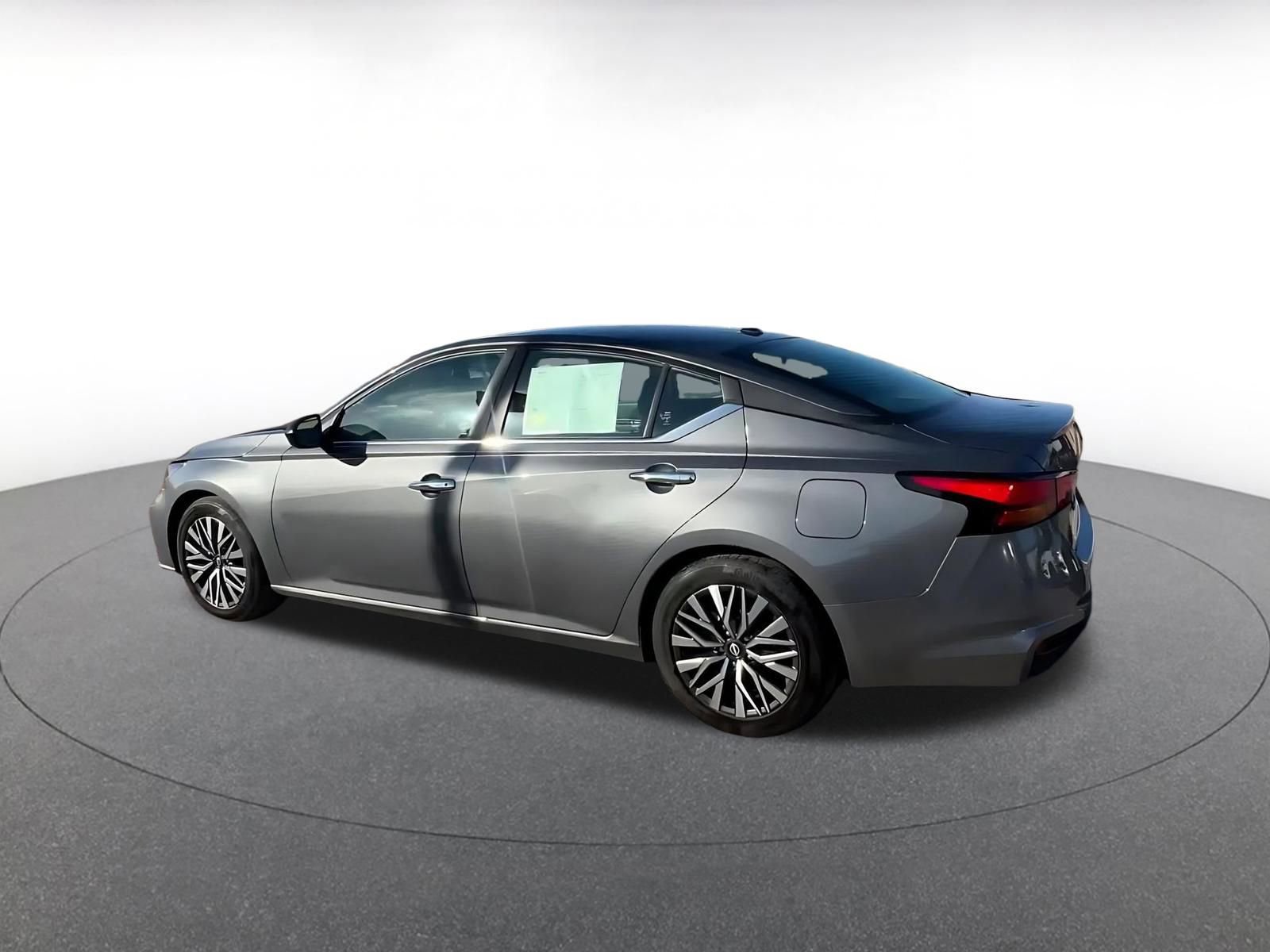 Used 2025 Nissan Altima 2.5 SV image 10