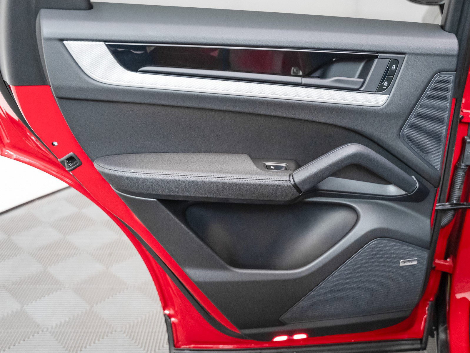 Certified 2025 Porsche Cayenne Coupe image 25