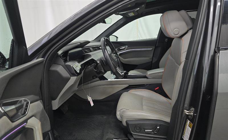 Used 2024 Audi Q8 e-tron Prestige image 11