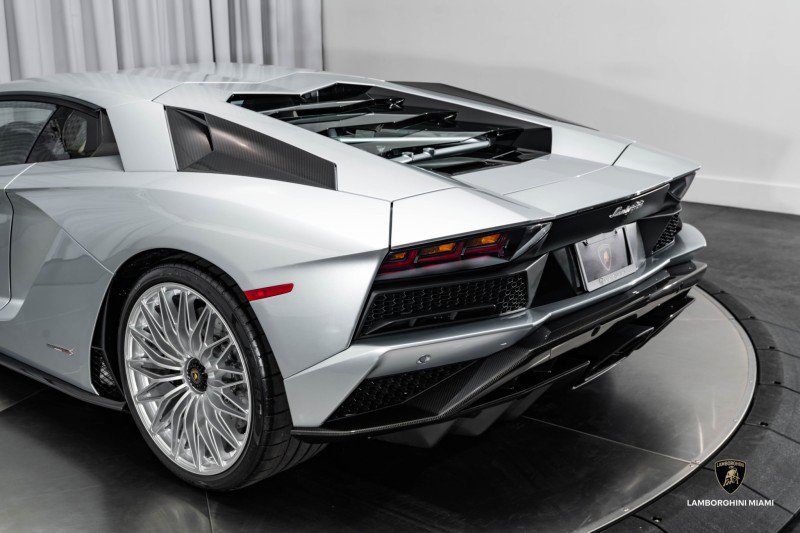 Used 2018 Lamborghini Aventador S image 27