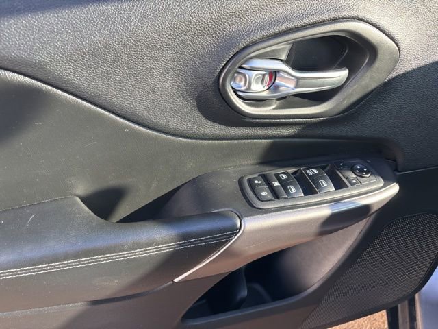 Used 2019 Jeep Cherokee Latitude w/ Cold Weather Group image 12