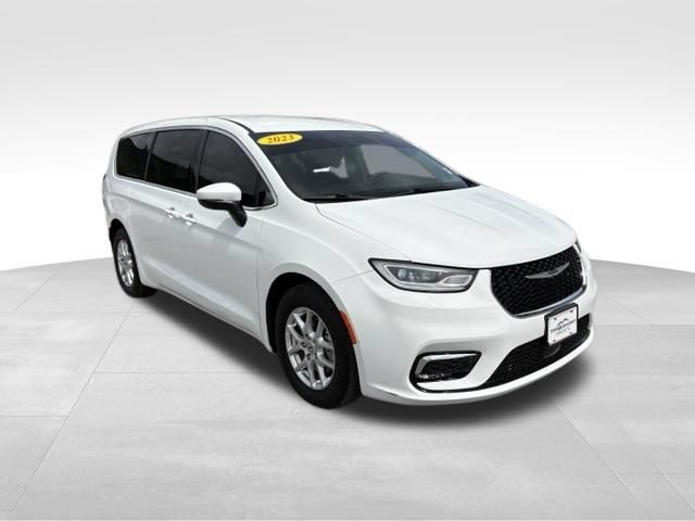 Used 2023 Chrysler Pacifica Touring-L FWD image 8