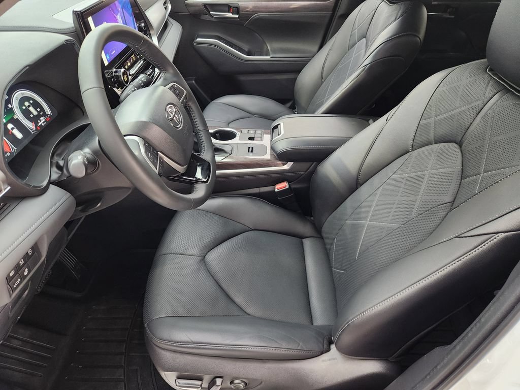 Used 2023 Toyota Highlander Platinum FWD image 13
