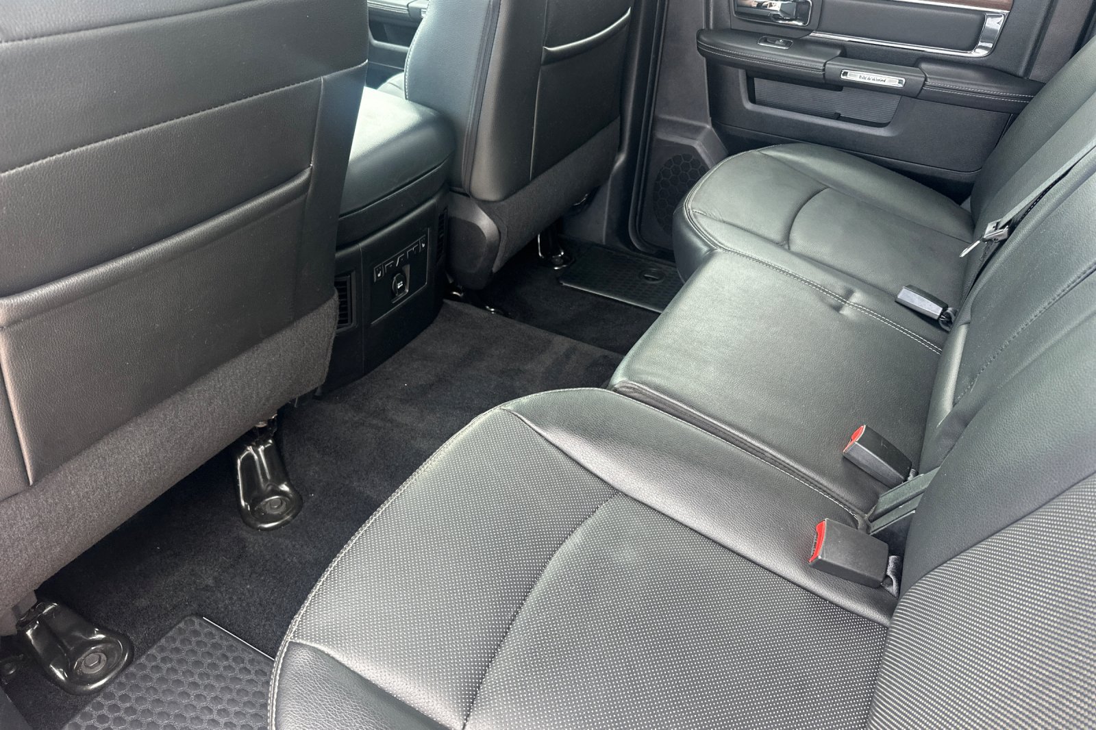 Used 2014 RAM 1500 Laramie w/ Convenience Group AWD/4WD image 14