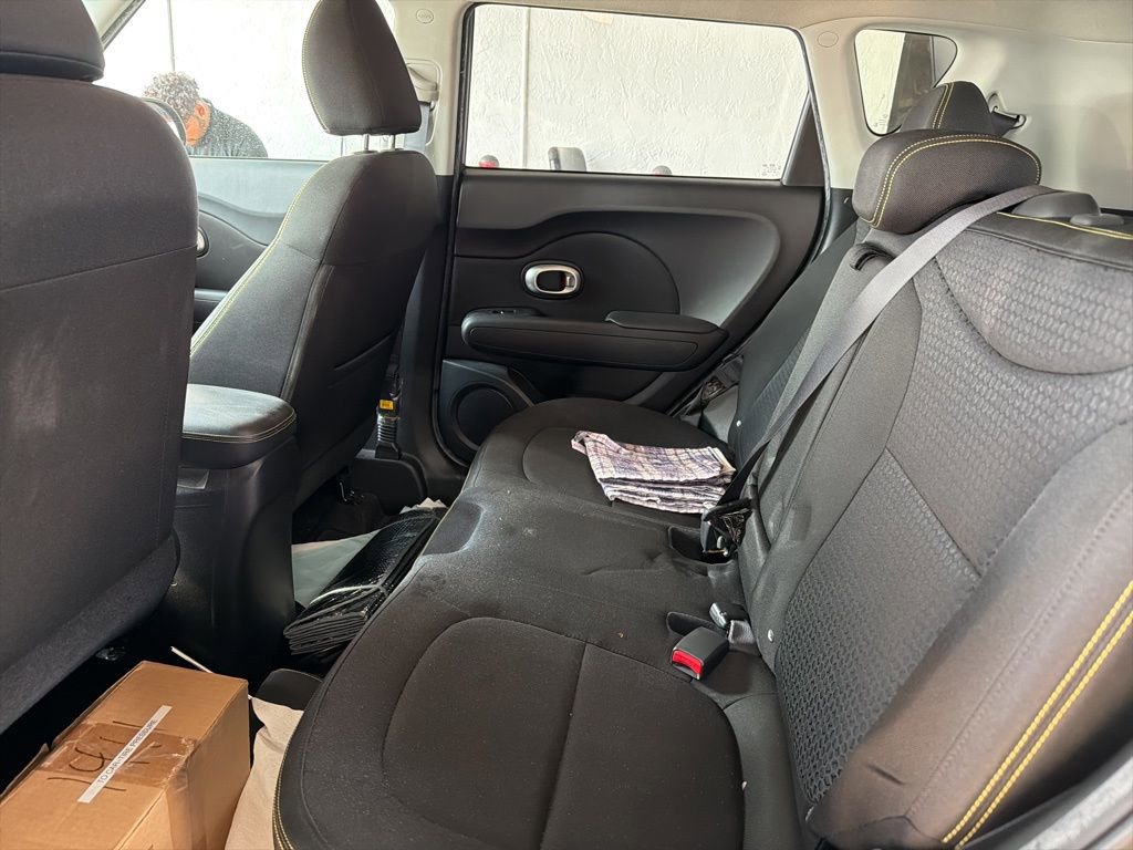 Used 2016 Kia Soul + image 8