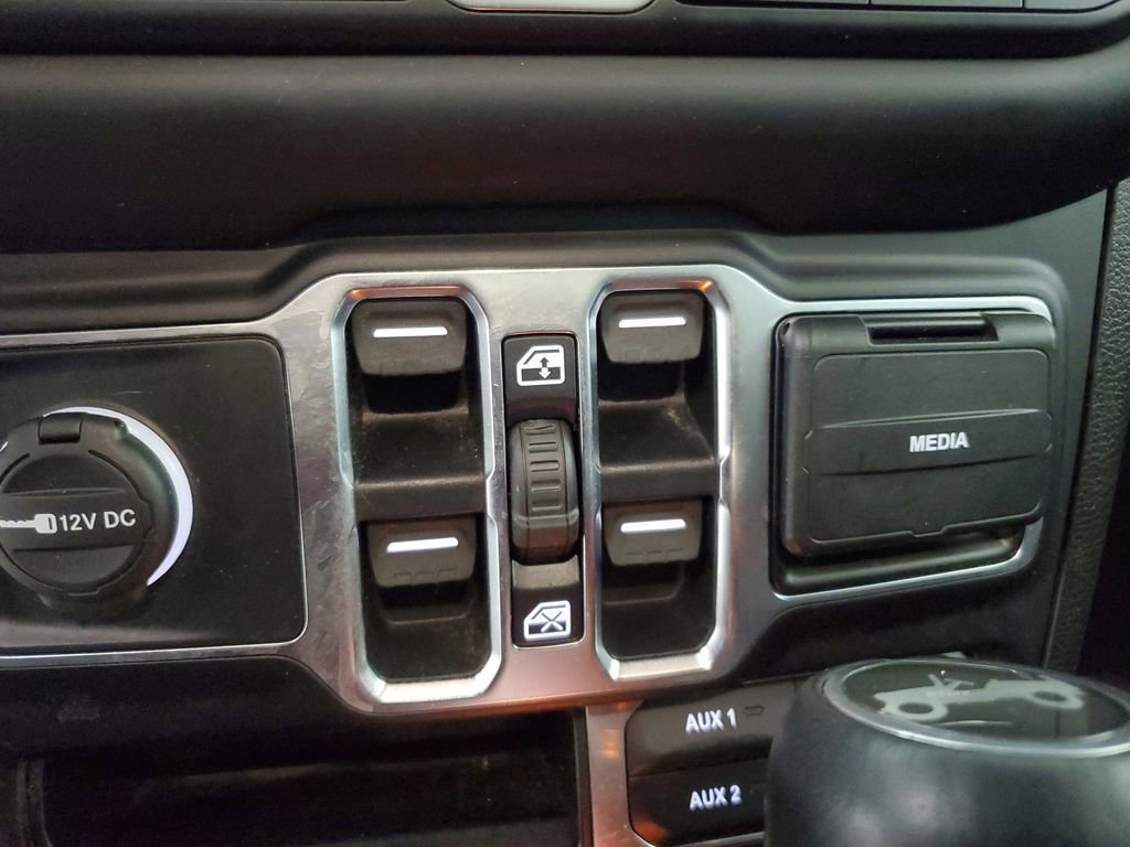 Used 2020 Jeep Wrangler Unlimited Sahara AWD/4WD image 17