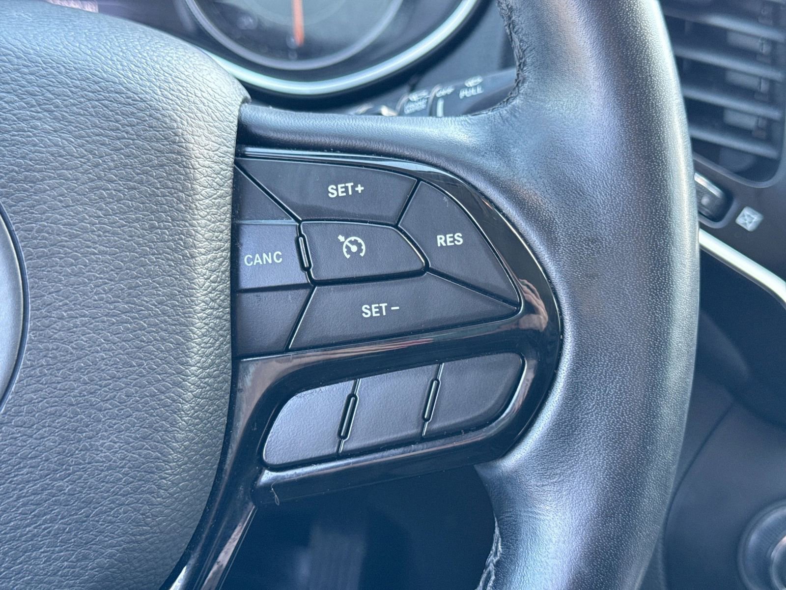 Used 2021 Jeep Cherokee Latitude Lux w/ Sun & Sound Group AWD/4WD image 25
