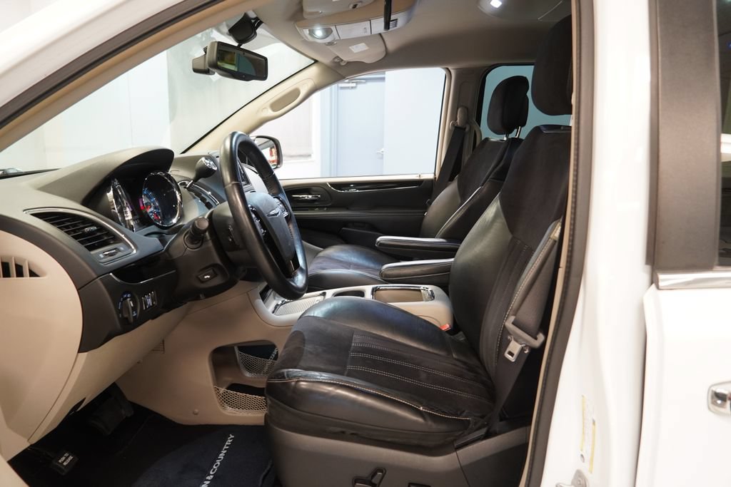 Used 2014 Chrysler Town & Country Touring-L FWD image 5