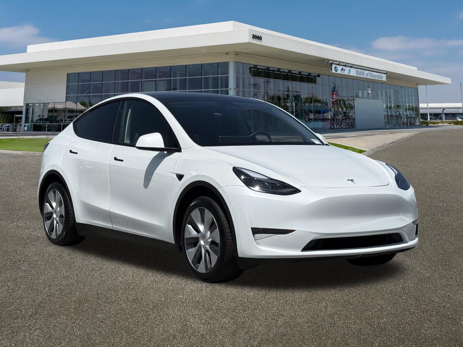 Used 2024 Tesla Model Y Long Range AWD/4WD image 2