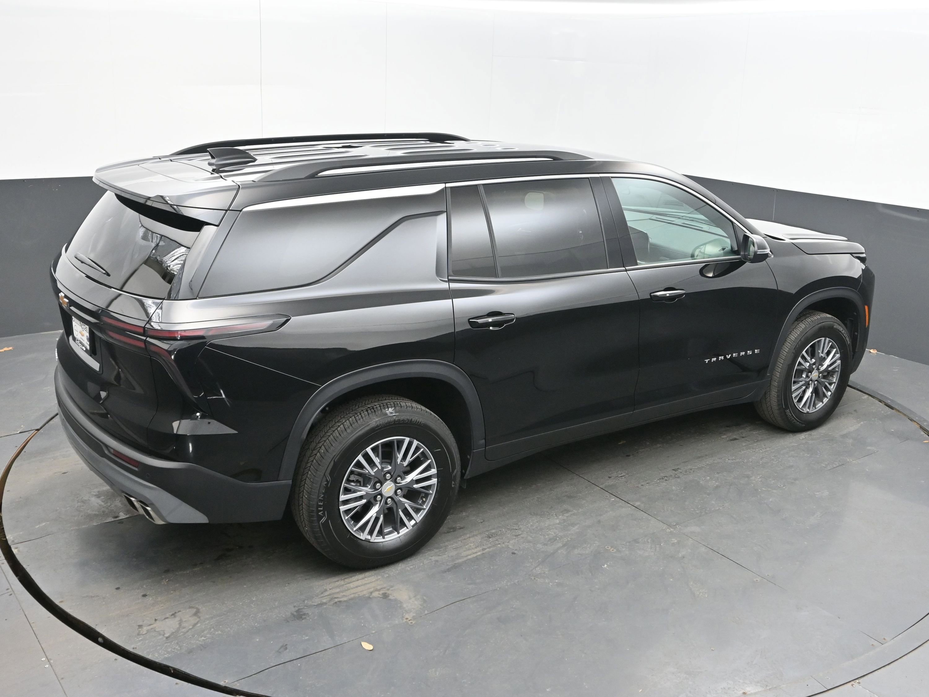 Used 2025 Chevrolet Traverse LT image 34