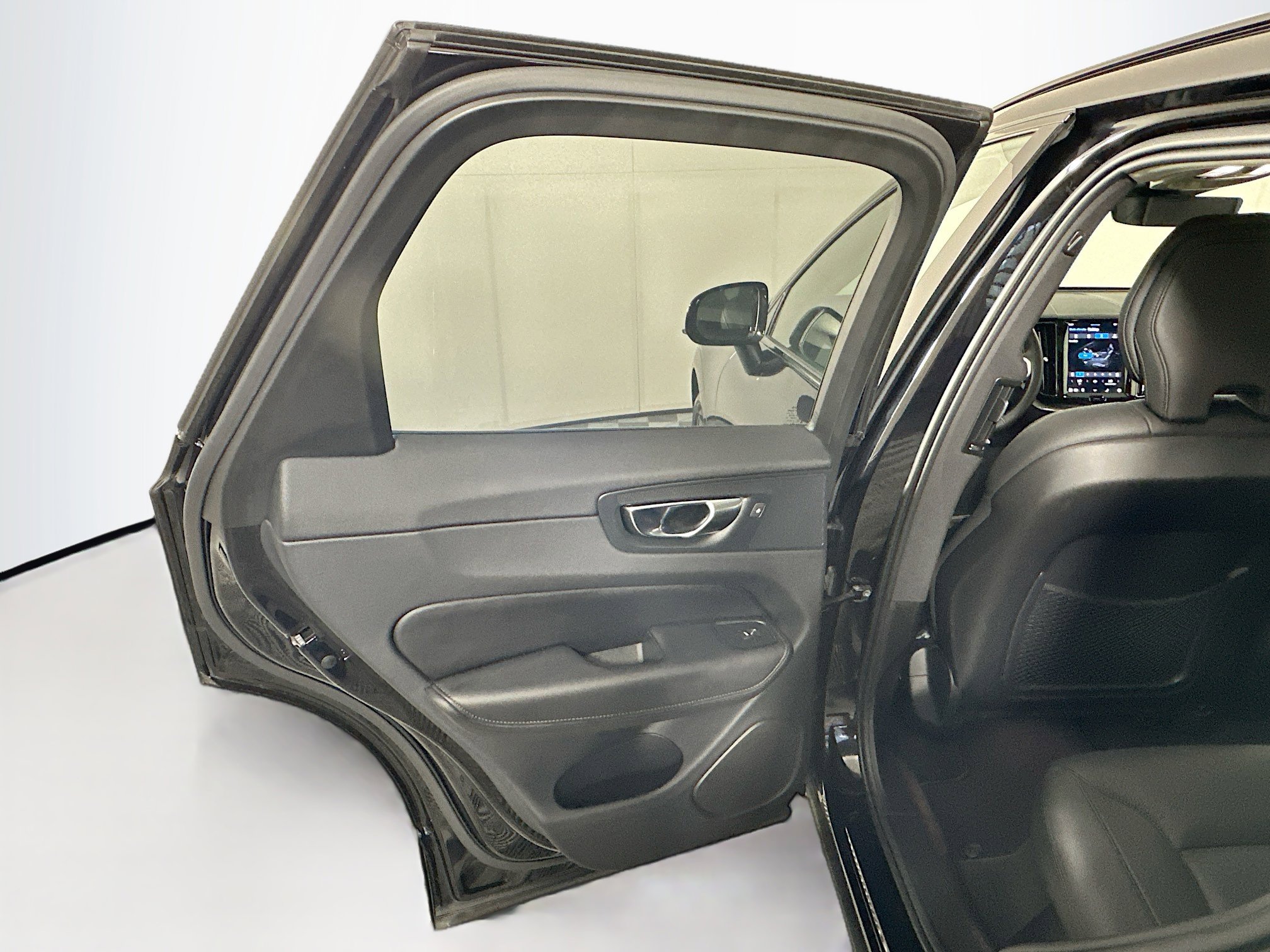 Used 2025 Volvo XC60 B5 Plus w/ Climate Package image 25