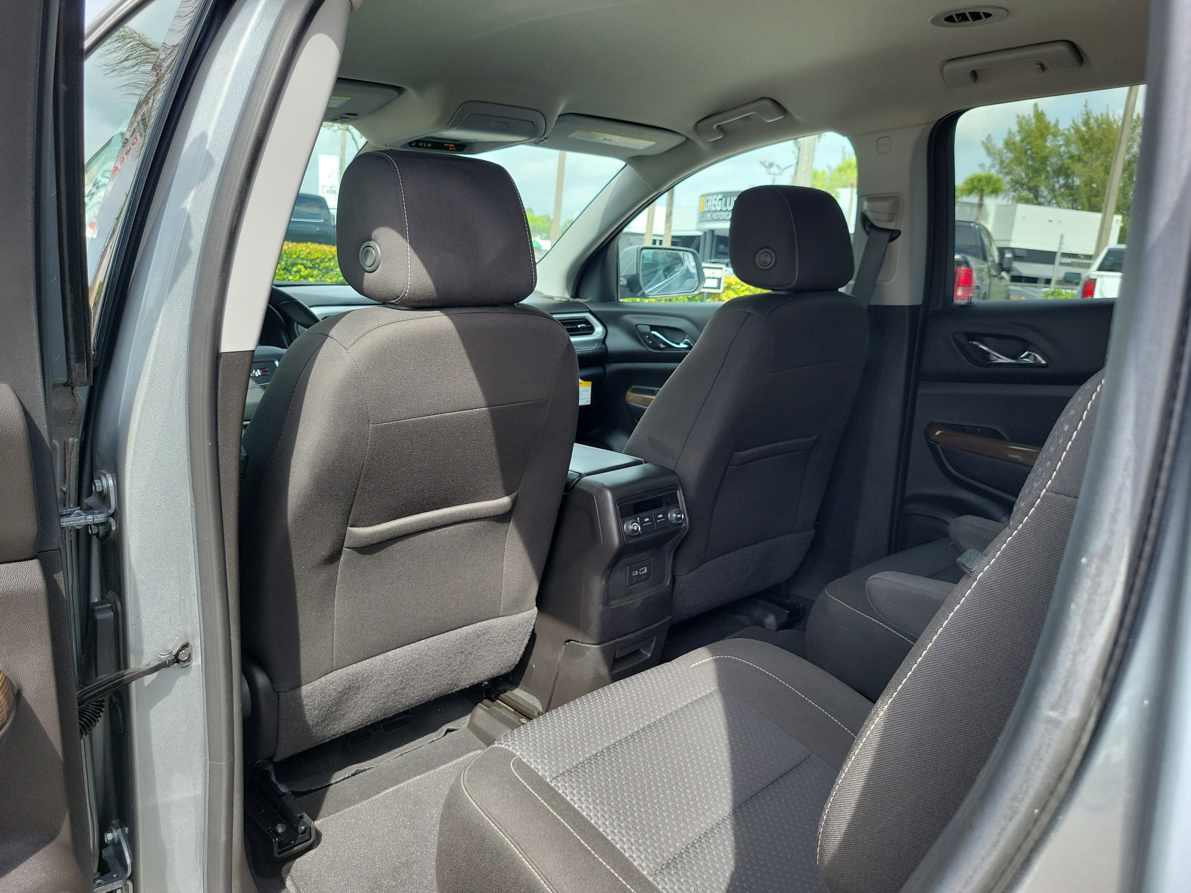 Used 2023 GMC Acadia SLE image 13