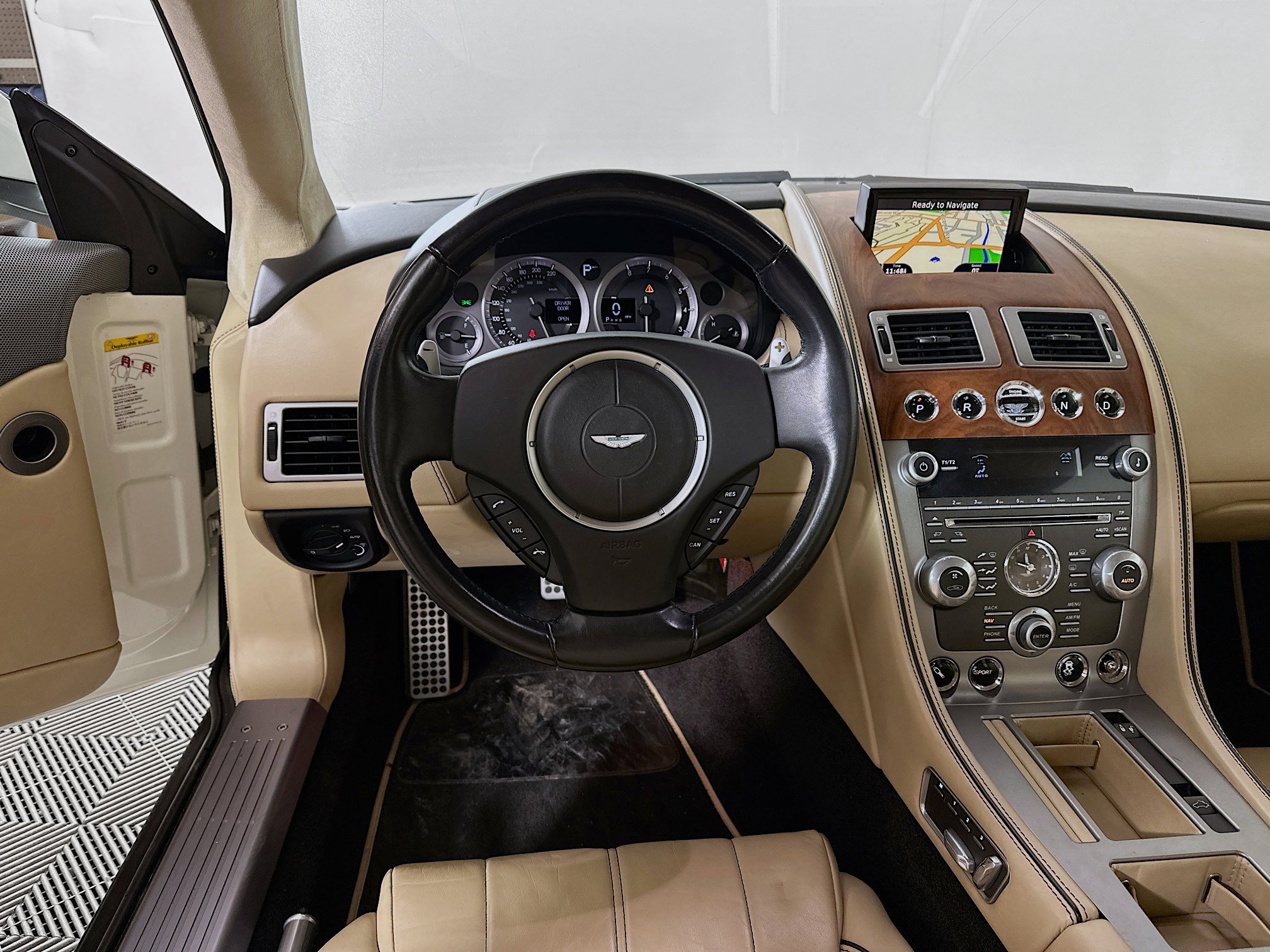 Used 2015 Aston Martin DB9 Volante image 21
