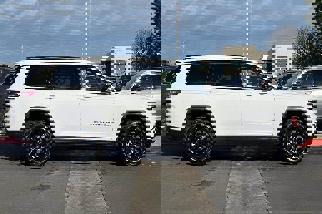 New 2025 Jeep Grand Cherokee L Limited image 3