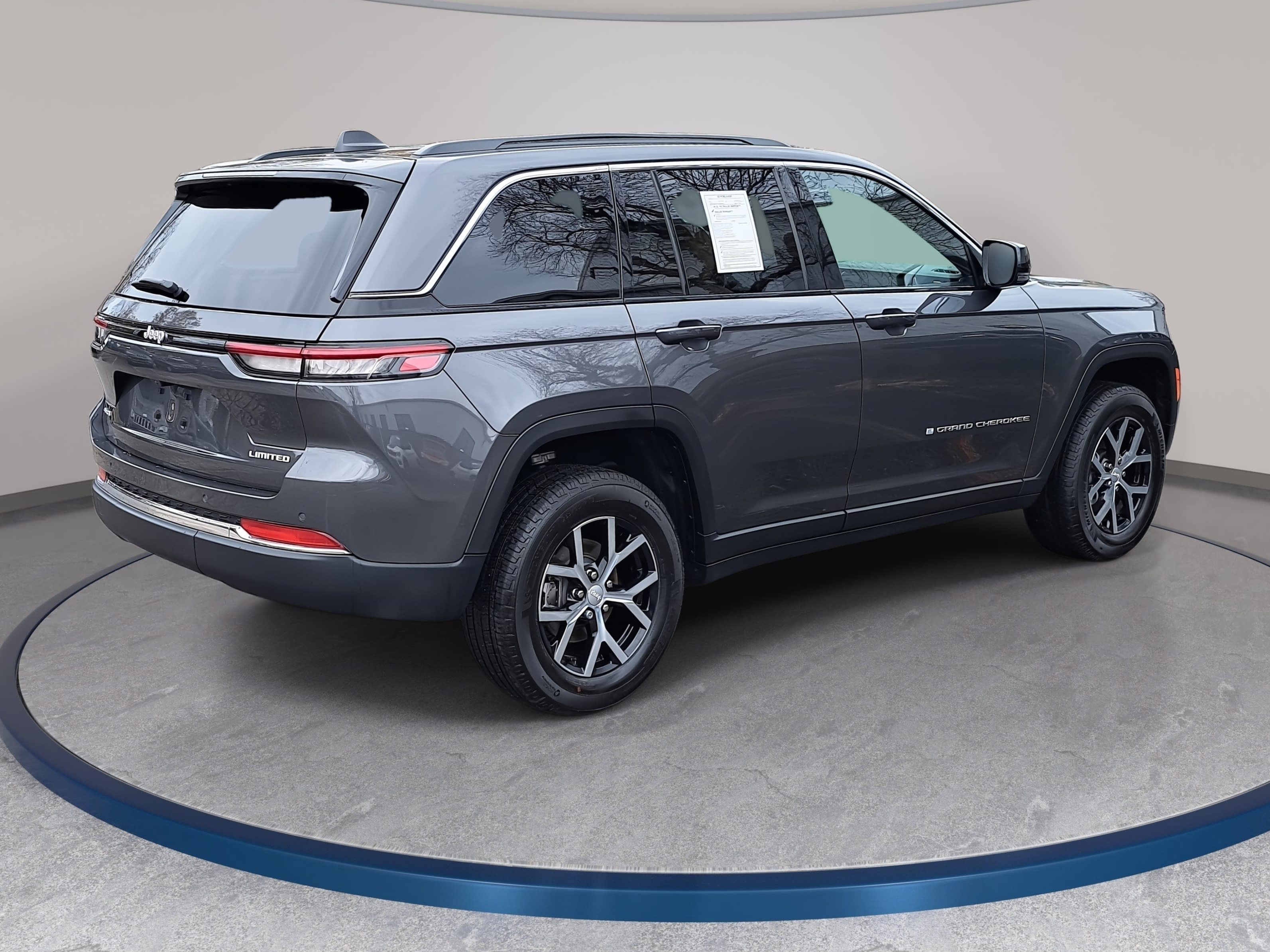 Used 2025 Jeep Grand Cherokee Limited image 5