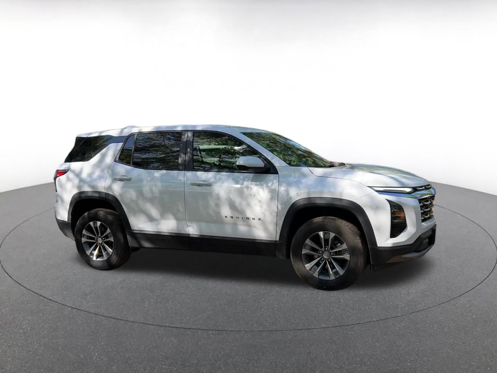 Used 2025 Chevrolet Equinox LT FWD image 2